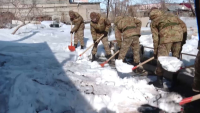 Ұландықтар еңбек ардагерлерінің ауласын тазалады