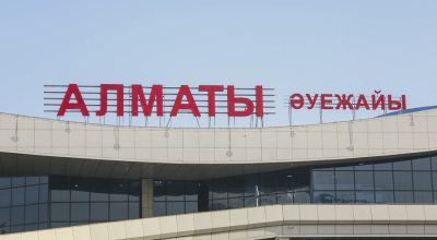 Әйнек құлап кеткен: Алматы әуежайында бала зардап шекті