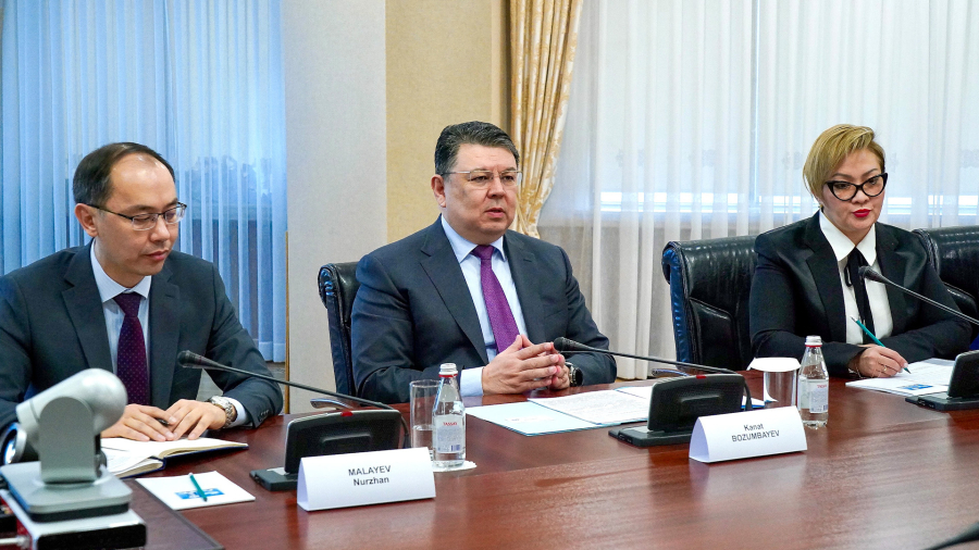 Ақтаудағы ұшақ апатын тергеу: Қанат Бозымбаев ИКАО өкілімен кездесті
