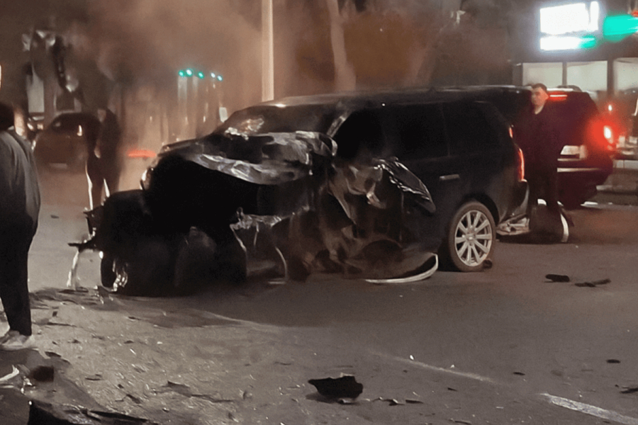 Қарағандыда көлік бағдаршамға соғылып, жүргізуші мерт болды