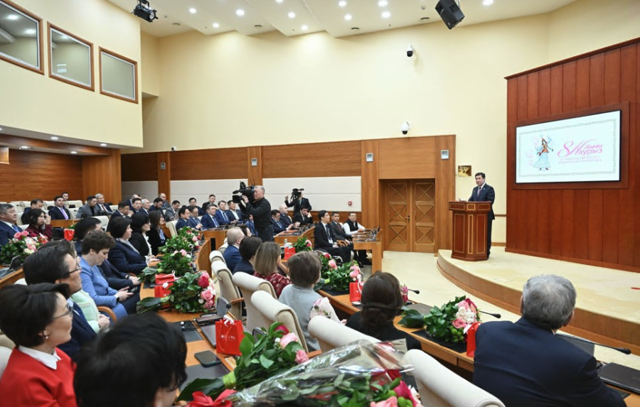 Мәжілістегі ханымдарды құттықтады