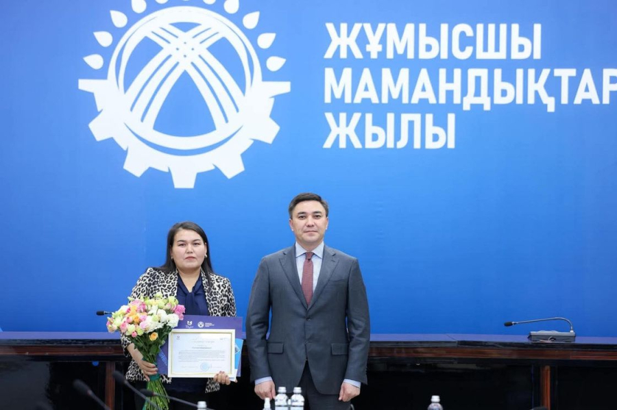 Шымкент әкімдігінде жұмысшы мамандық иелерін марапаттауға арналған салтанатты жиын өтті