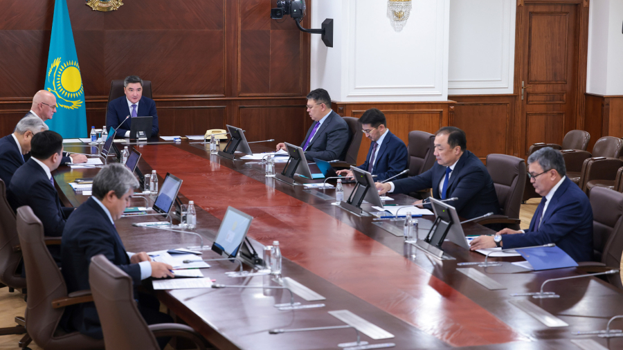 Президент тапсырмаларын жүзеге асыру: Олжас Бектенов электр энергетикасын дамыту және цифрландыру мәселелері жөніндегі Үкімет отырысын өткізді