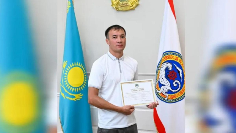 "Төртінші қабатқа өрмелеп шыққан": Алматыда адамдарды өрттен құтқарған тұрғын марапатталды
