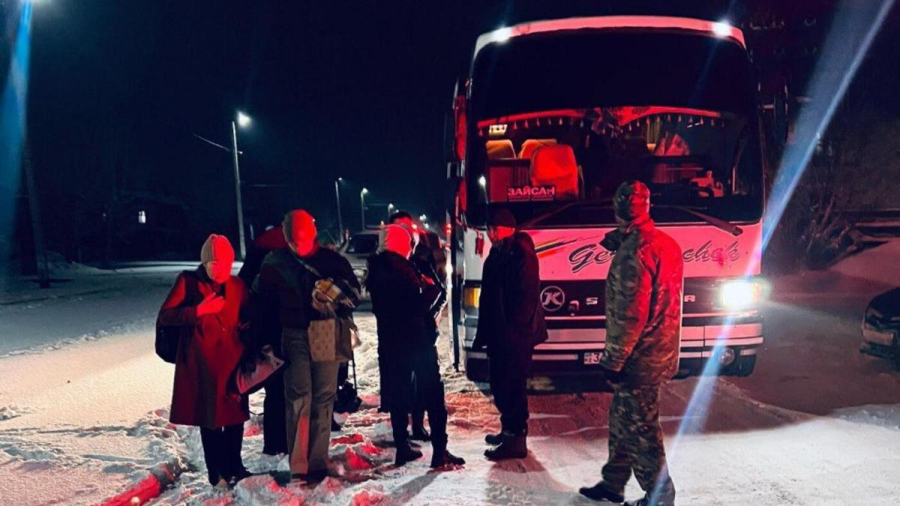 Түнде Абай облысында жолдың жабылуына байланысты 100 жолаушы құтқарылды