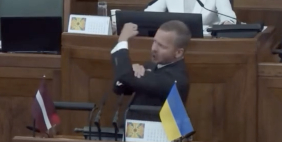 «Орыс тілі – біздің тіліміз!» — Латвия парламентінде дау шықты (ВИДЕО)