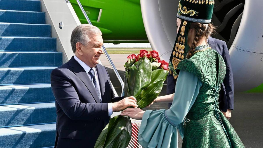 Бектенов Өзбекстан президенті Шавкат Мирзиеевті әуежайдан күтіп алды (фото, видео)