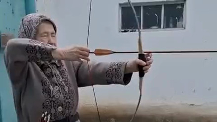 Садақ атып, нысанаға дөп тигізген әже Қазнетті тамсандырды