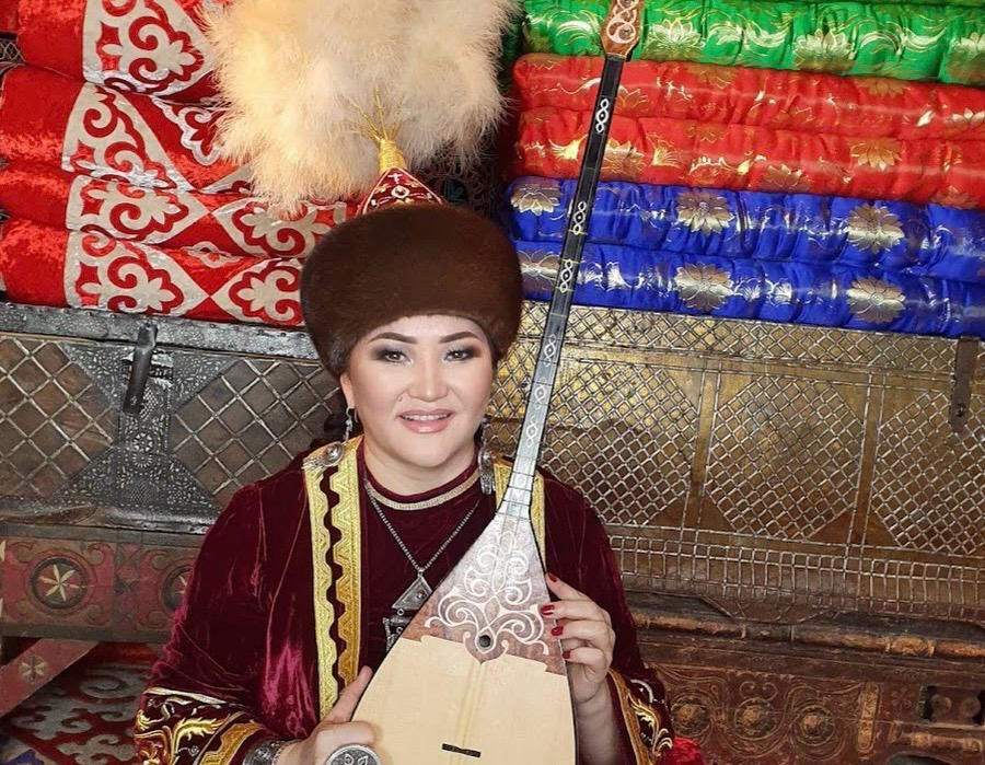 "2-кг-дық домбырамызды ұшаққа еркін алып кіруге заң шығарсын": Айгүл Елшібаева мемлекет басшысынан көмек сұрады